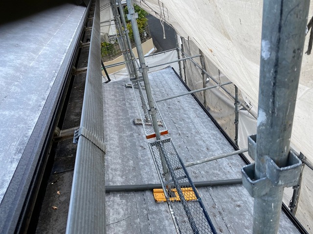 粘着ルーフィングを張り終えた下屋根の様子